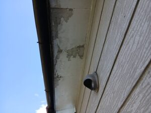 軒天の塗装剥がれ｜外壁リフォーム前の劣化症状