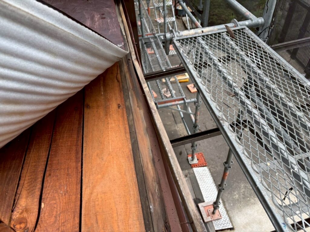 名取市で屋根葺き替え工事中に既存屋根を撤去し、下地の木材を確認している様子