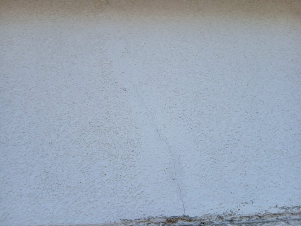 名取市で確認された外壁のヒビ割れ(クラック)劣化症状