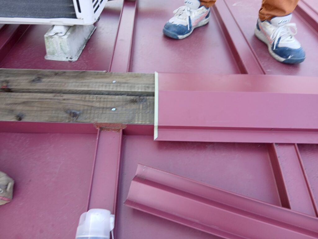 名取市で棟板金を補修中の屋根点検作業の様子