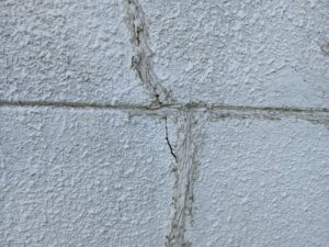 外壁のひび割れと劣化したコーキング｜雨漏りの原因になる劣化症状