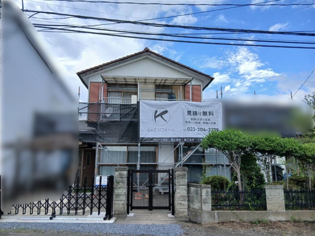 名取市の住宅で屋根工事に伴い足場を設置した現場写真