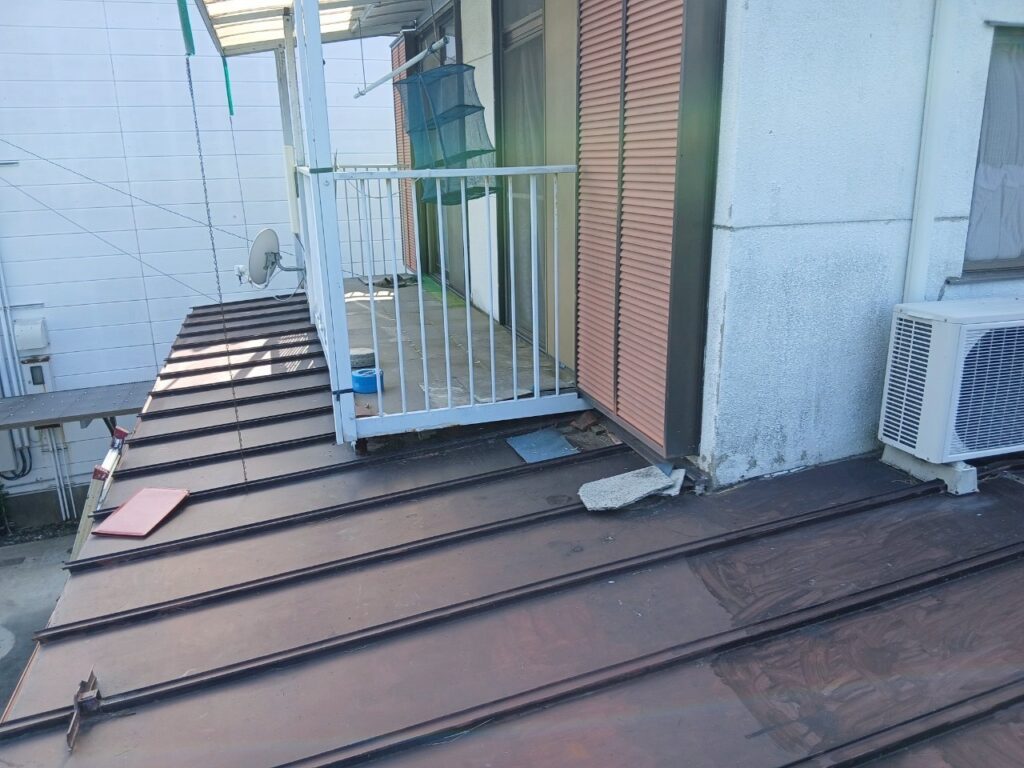 名取市T様邸 屋根カバー工事前の瓦棒屋根｜劣化やサビが進行し雨漏りの原因となっていた状態