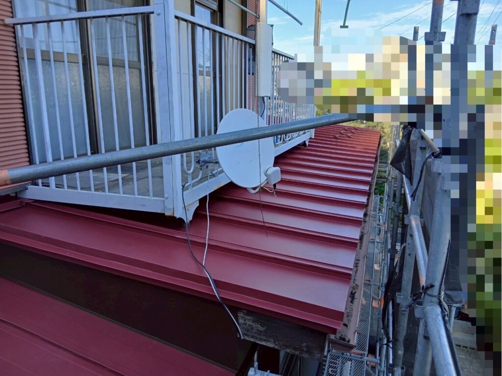 名取市T様邸 屋根カバー工事施工後の瓦棒屋根｜ガルバリウム鋼板で新築のように美しく仕上がった状態