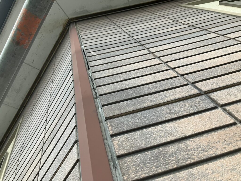 仙台市若林区で確認された外壁目地のシーリング劣化とひび割れ
