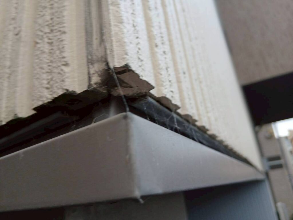 仙台市若林区の住宅外壁に取り付けられた水切り板金の写真。窯業系サイディングの下部に施工され、雨水を外へ逃がす役割を果たしている。