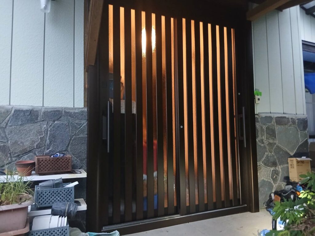 施工後の玄関引き戸(YKK APドアリモ 伝統和風A01 バーハンドル仕様)