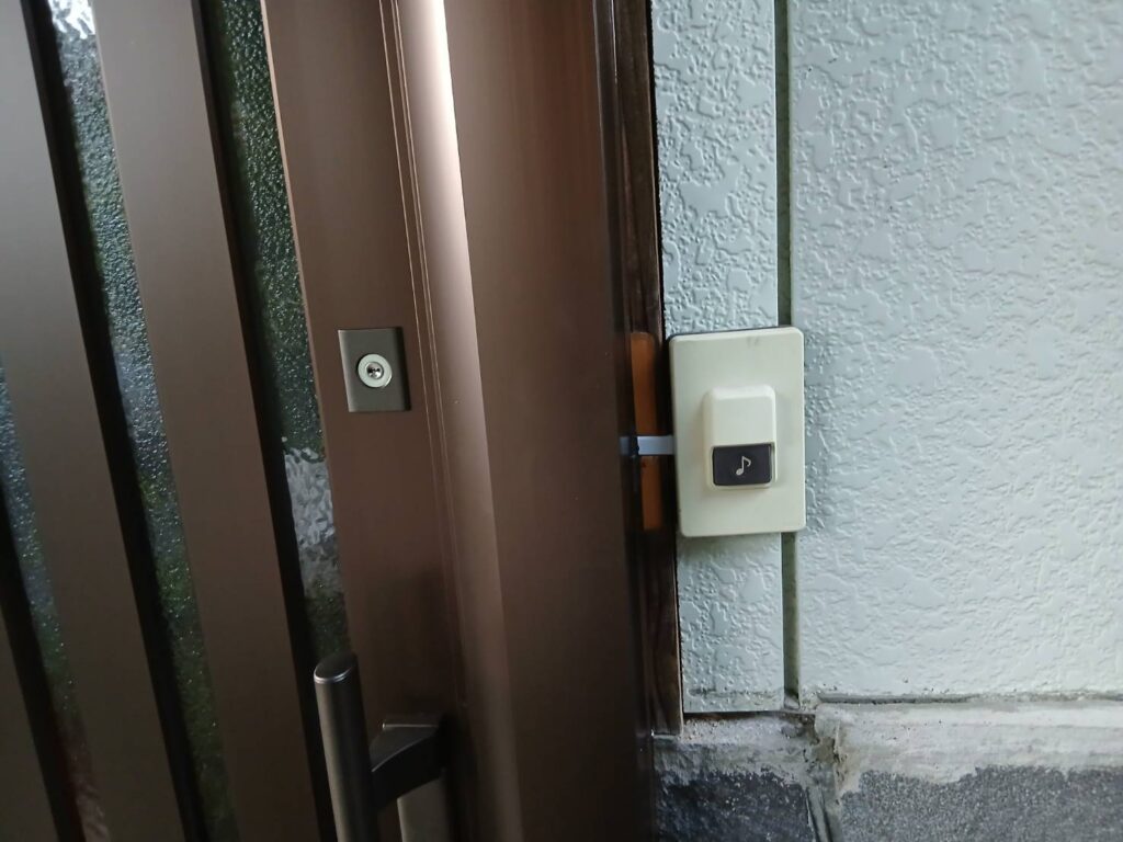 玄関横のチャイム子機を新しい位置に固定している様子