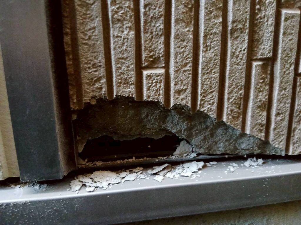 仙台市若林区の住宅で撮影した浴室まわり外壁の凍害。窯業系サイディングの表面が剥がれ、内部の下地まで露出している様子。