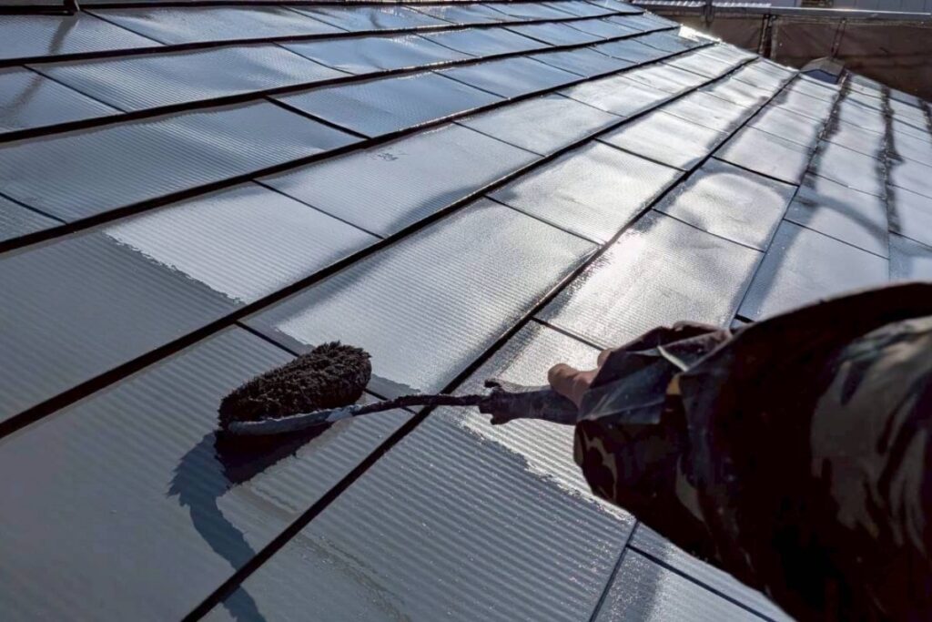 屋根塗装の施工中の様子｜ローラーで塗装を行っている工程（仙台市）