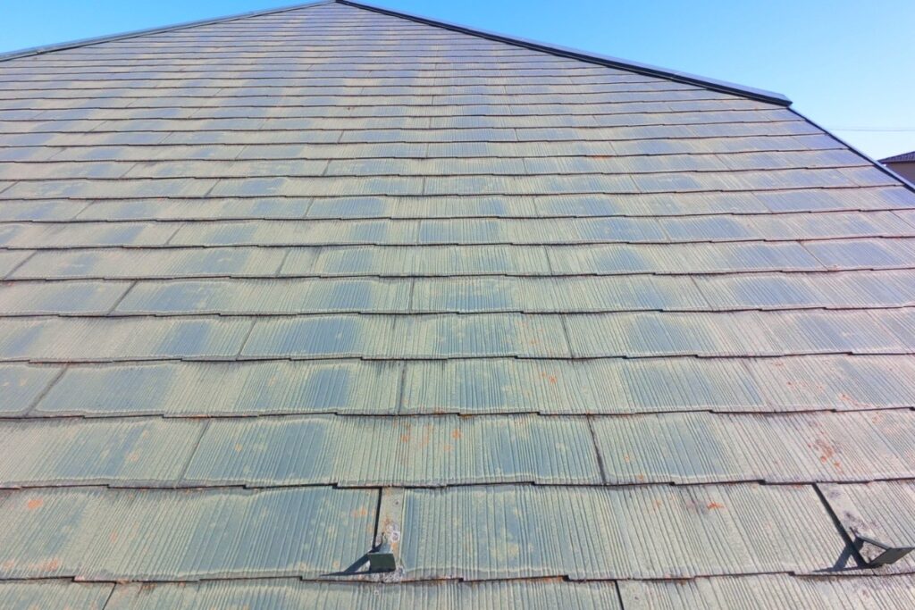 仙台市のスレート屋根に色あせやコケが発生している劣化状態（屋根塗装前の症状）