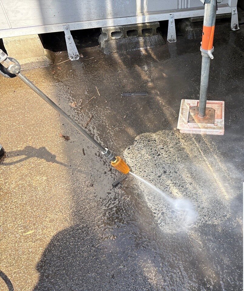 コケやカビが繫殖した土間を高圧洗浄機を使用して洗浄。