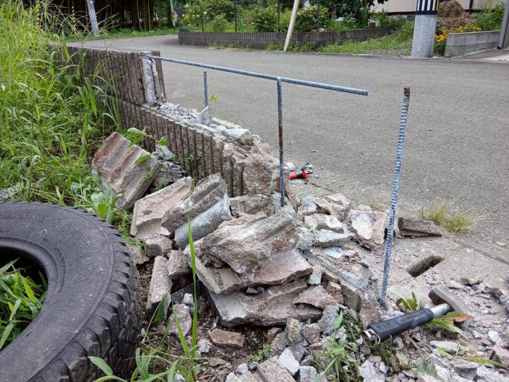 ブロック塀の撤去作業中の様子|鉄筋が露出し危険な状態
