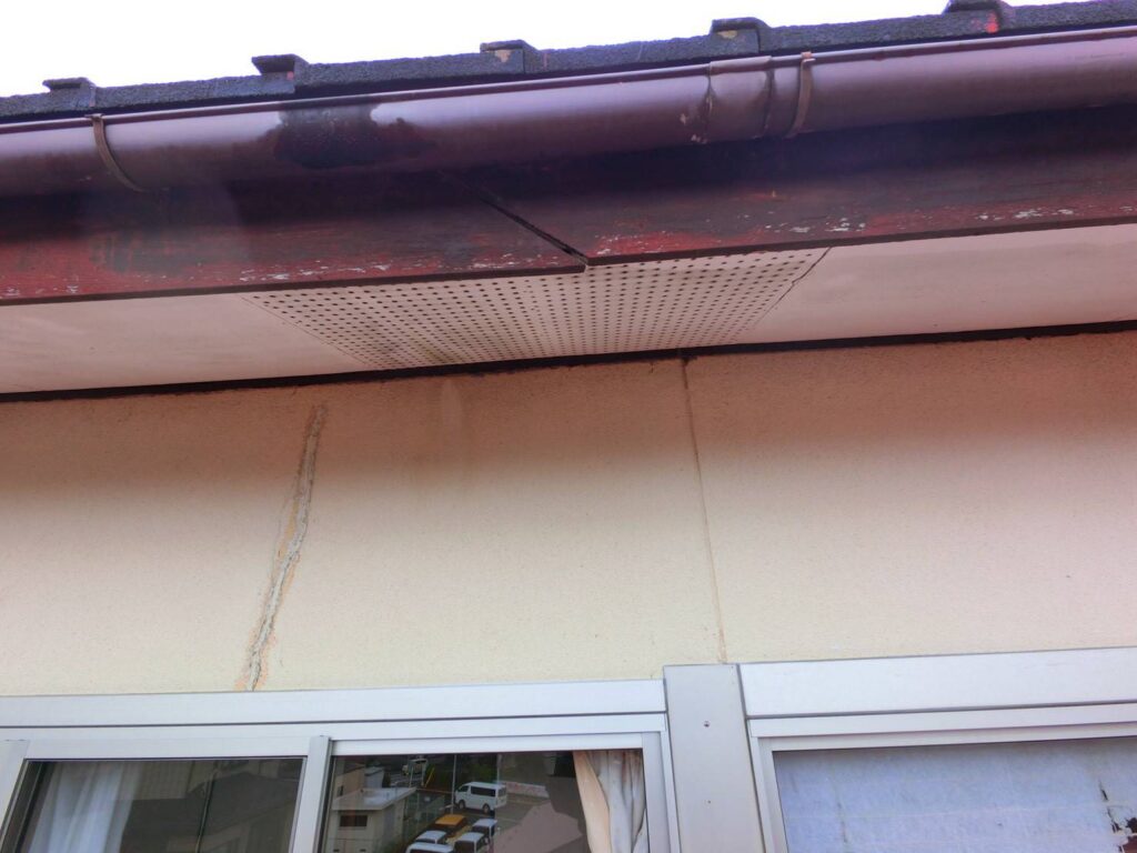 雨樋の継ぎ目から雨水が漏れている様子。コーキングの劣化や継手のズレが原因。