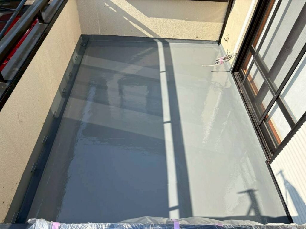 宮城県柴田郡のバルコニーでトップコート施工が完了した様子