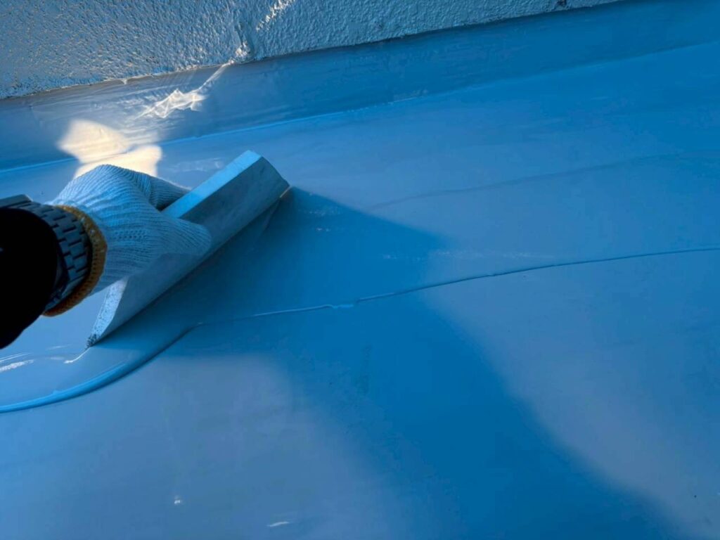 宮城県柴田郡のバルコニーでウレタン防水2層目を施工している様子