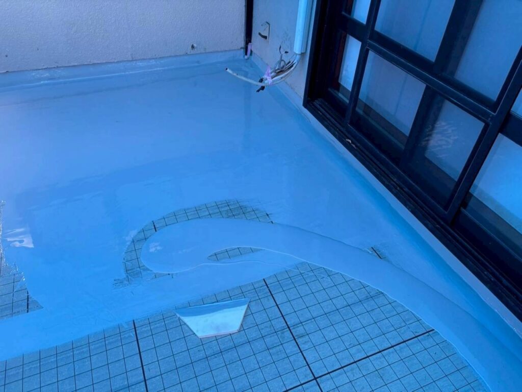 宮城県柴田郡のバルコニー防水工事でウレタン防水1層目を施工している様子
