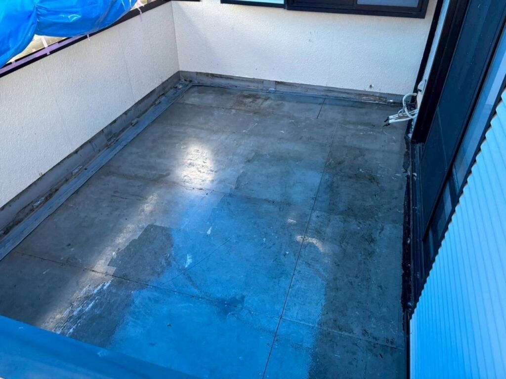 宮城県柴田郡のバルコニー防水工事で下地にプライマーを塗布している様子