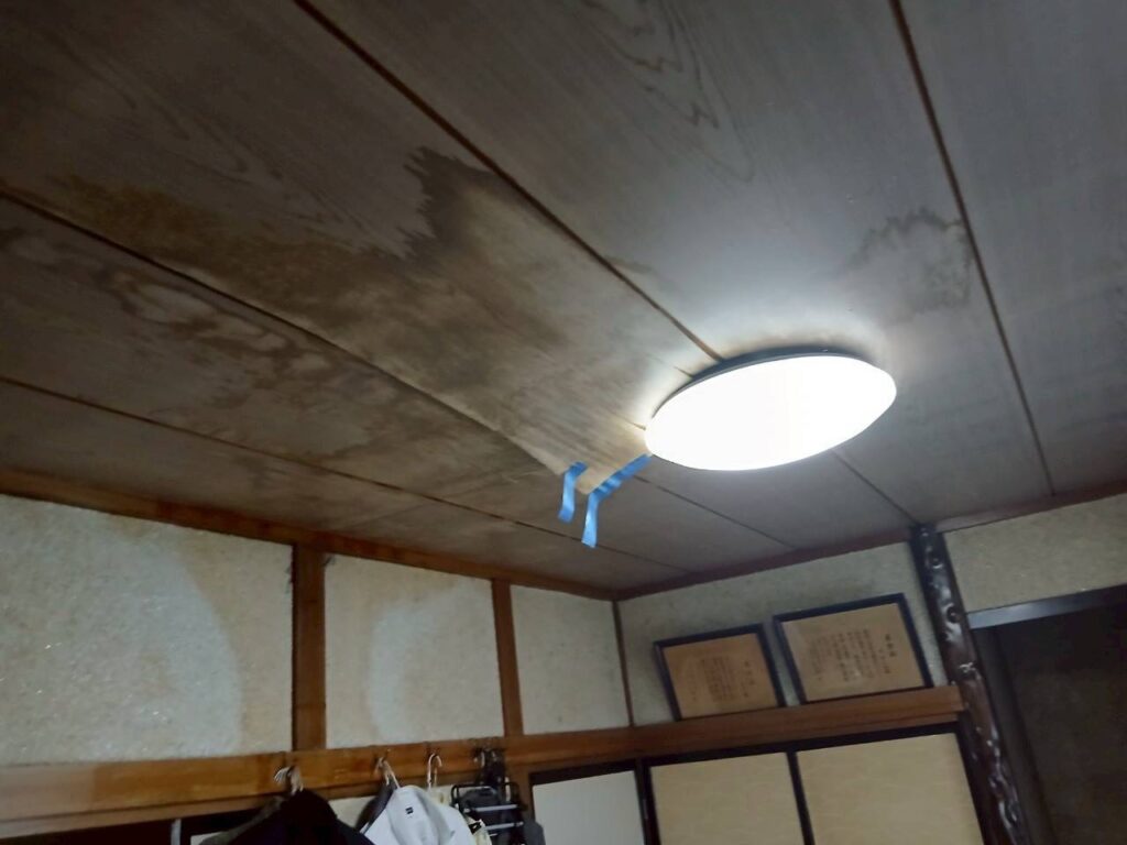名取市で雨漏りにより剥がれた目透かし天井の施工前の状態
