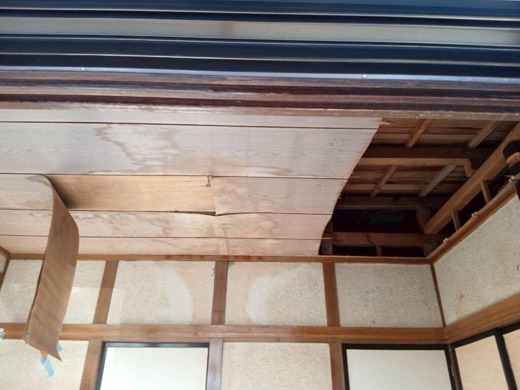 名取市の天井張り替え工事で既存天井を丁寧に解体している様子