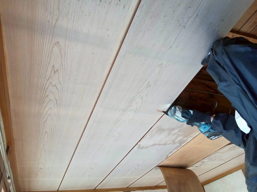 和室の目透かし天井を解体し配線や下地を確認している作業中の様子