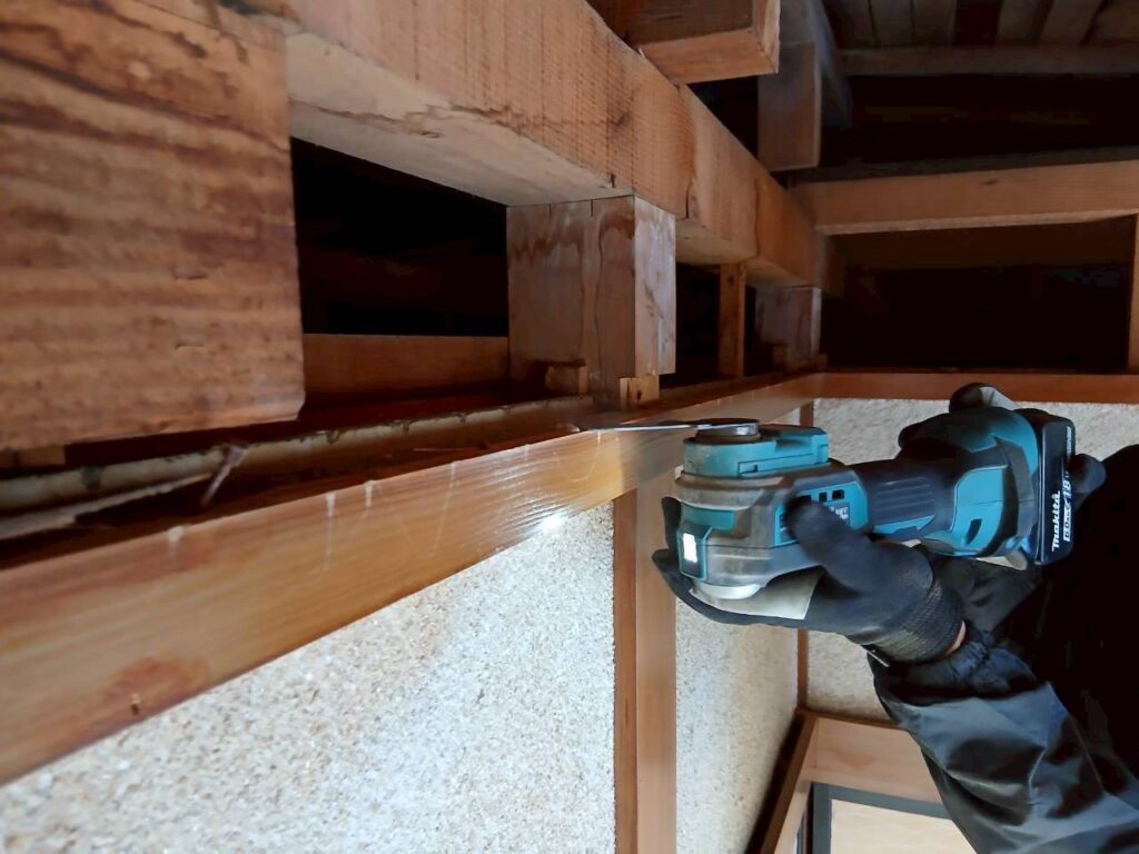 名取市で目透かし天井を丁寧に解体し内部状況を確認している様子