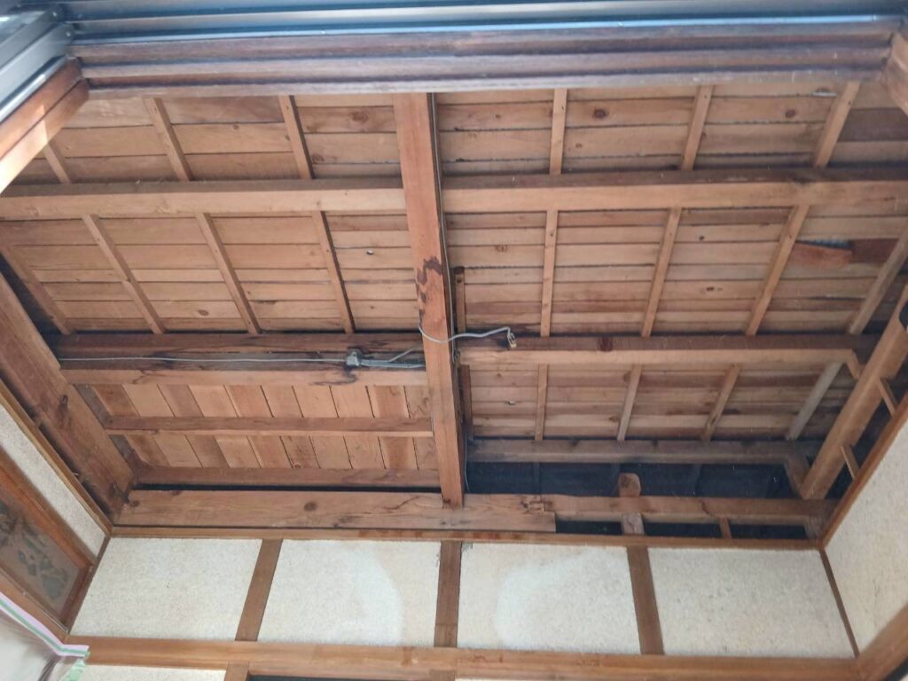 名取市の天井張り替え工事で既存天井の解体が完了し下地が見えている様子