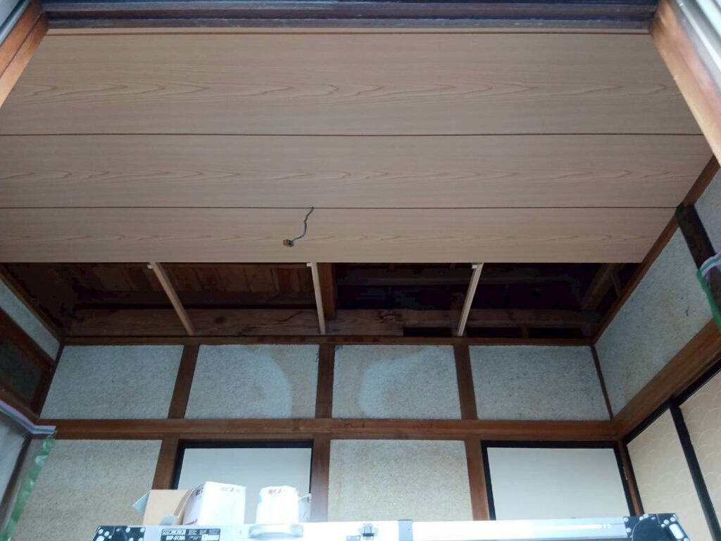 名取市で目透かし天井材の張り付け作業を開始している様子