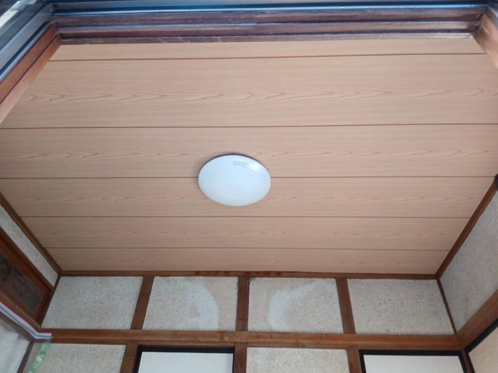 名取市で目透かし天井の張り替えが完了し綺麗に仕上がった施工後の様子