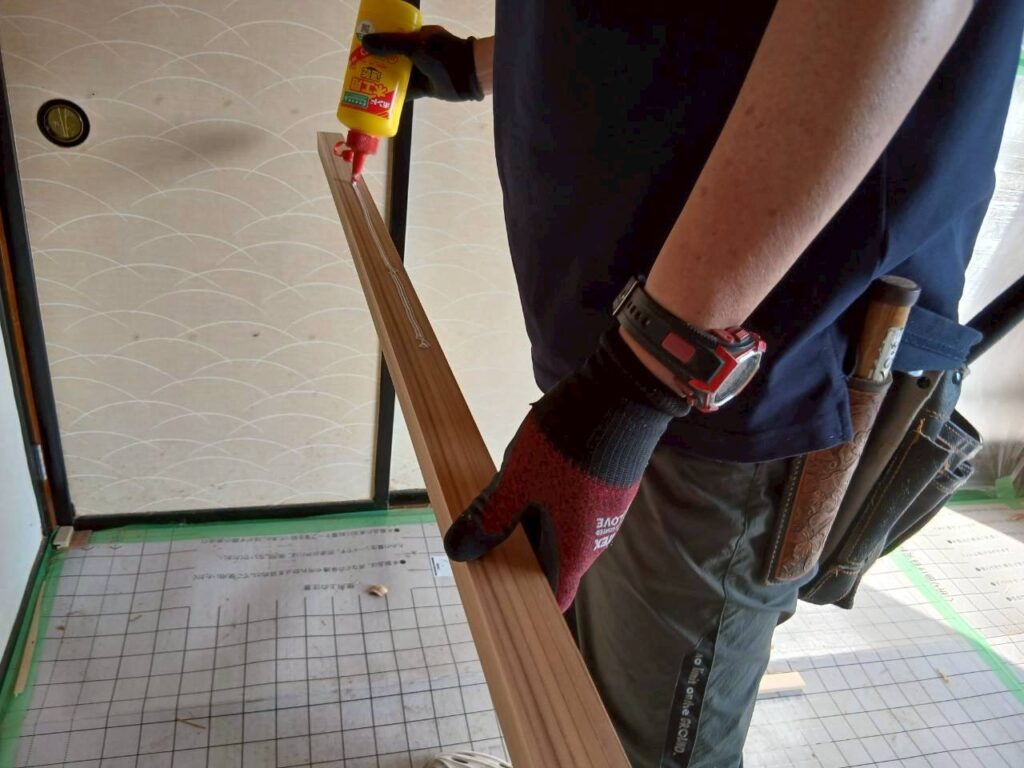 目透かし天井の周囲にまわりぶちを取り付けている施工中の様子