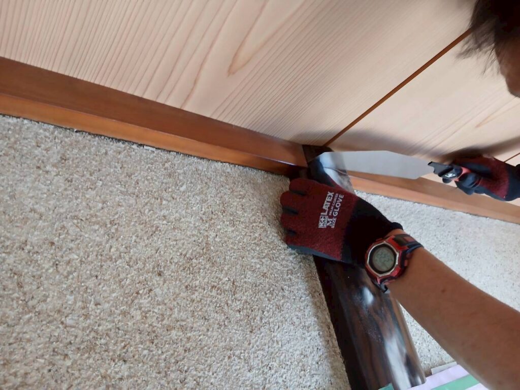 名取市で目透かし天井施工に伴い、まわりぶち取り付けのため柱をカットしている様子