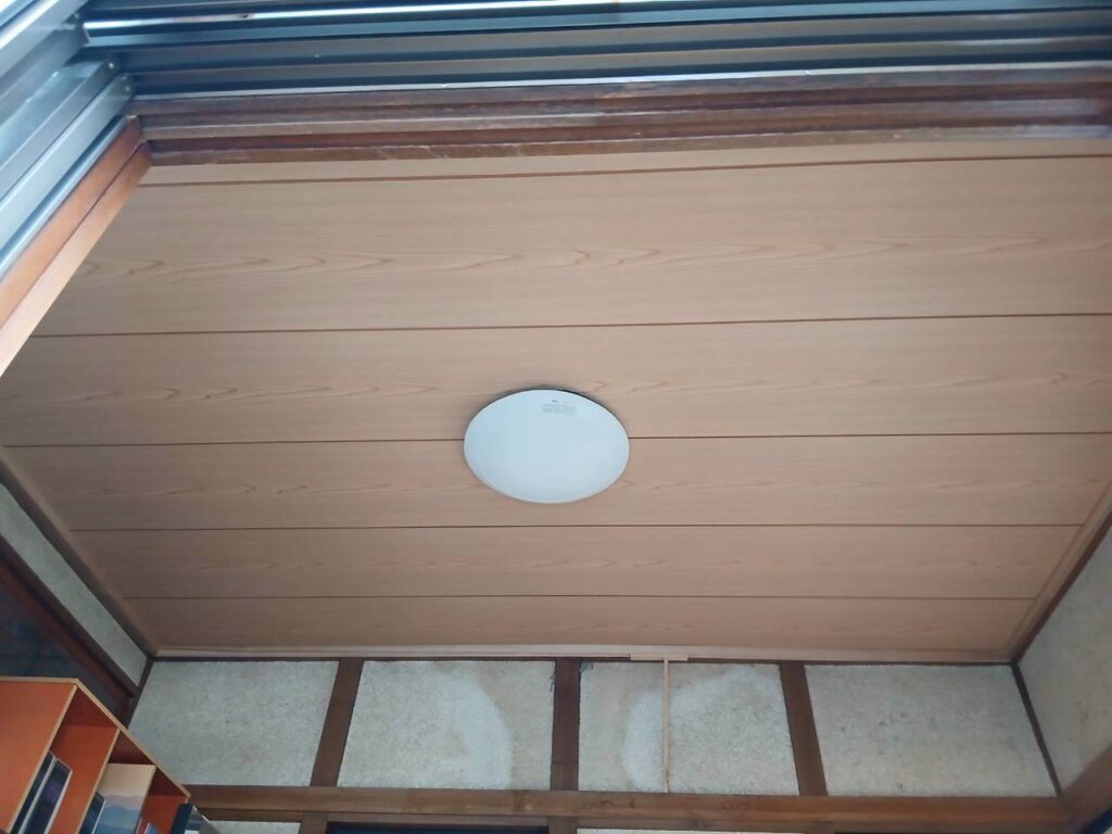 名取市で目透かし天井張り替え工事が完了し美しく仕上がった施工後の室内全体写真