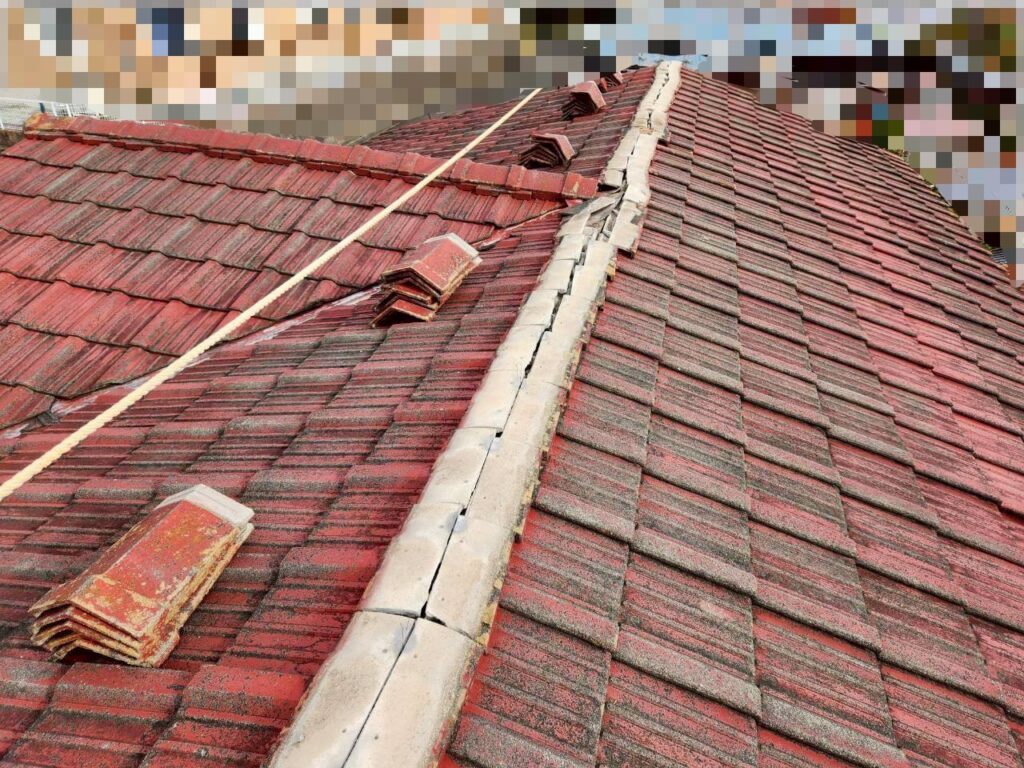 棟瓦を撤去して内部の状態を確認している作業風景