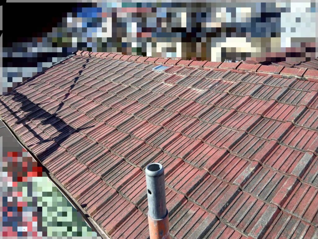 セメント瓦屋根の棟部分と全体の美しく整った仕上がり