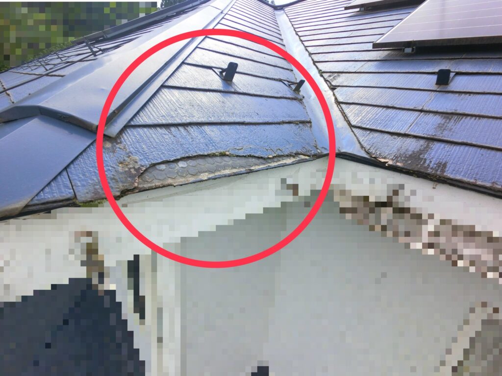 凍害によりスレート屋根の端部が剥離し、破損が進んでいる様子