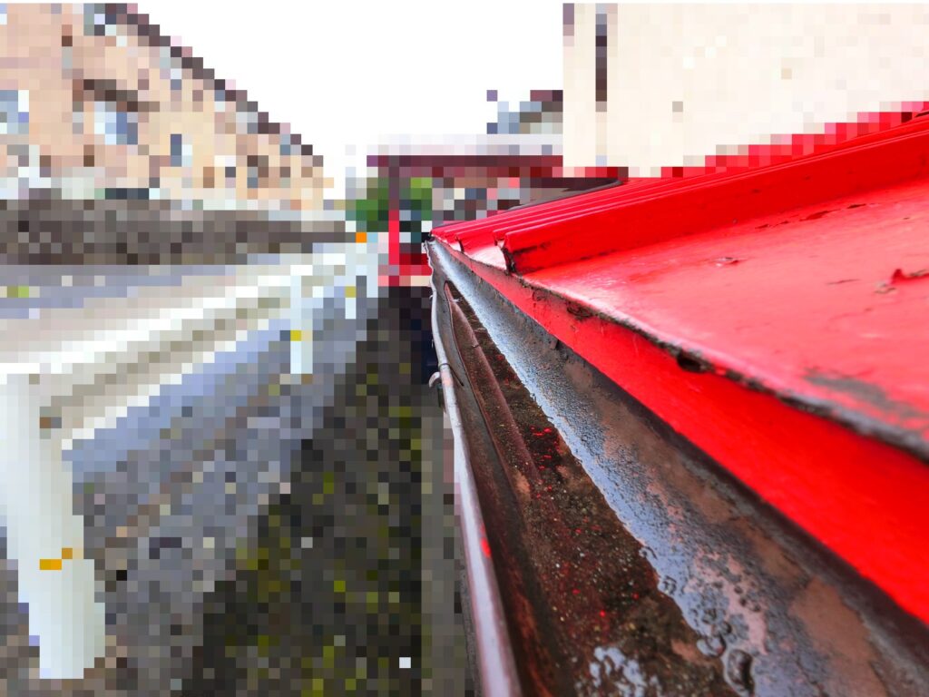 雨樋が歪んで勾配不良を起こしている様子。水が正常に流れず、溢れやすい状態。