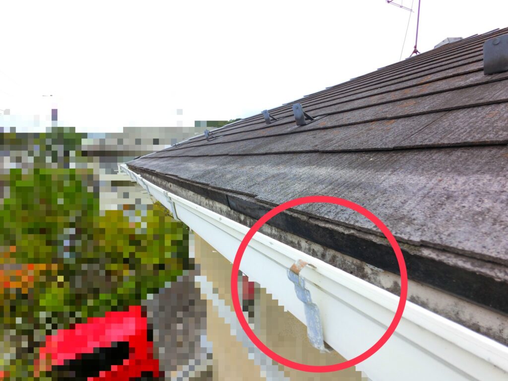雨樋の固定金具が外れており、樋が下がって排水能力が低下している様子。