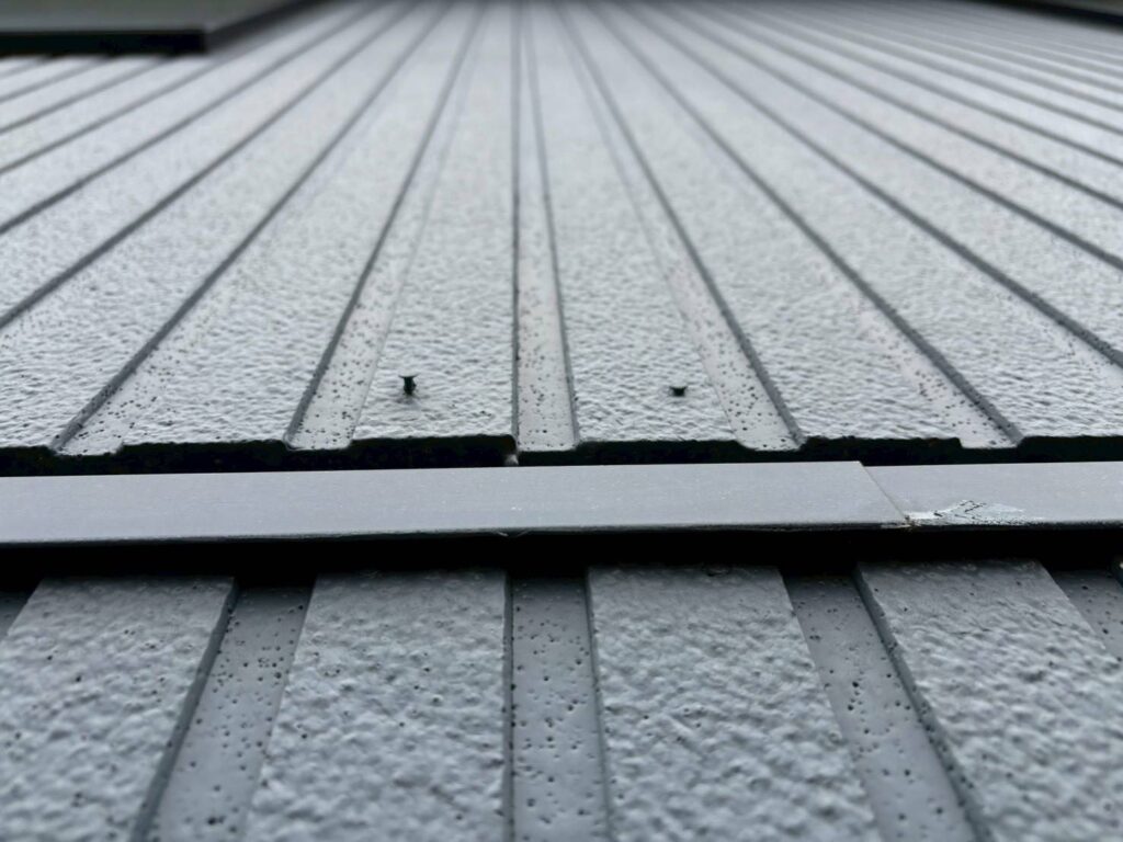 窯業系サイディング外壁が反り・浮きを起こし、釘抜けが発生している様子