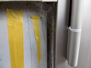 住宅の基礎コンクリートに発生したひび割れをイメージした写真