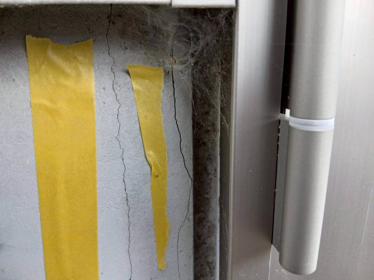 住宅の基礎コンクリートに発生したひび割れをイメージした写真