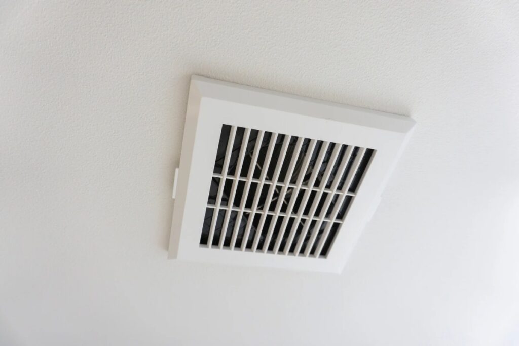 天井に設置された埋め込み型換気扇。経年劣化した換気扇の交換が必要な状態を示す写真。
