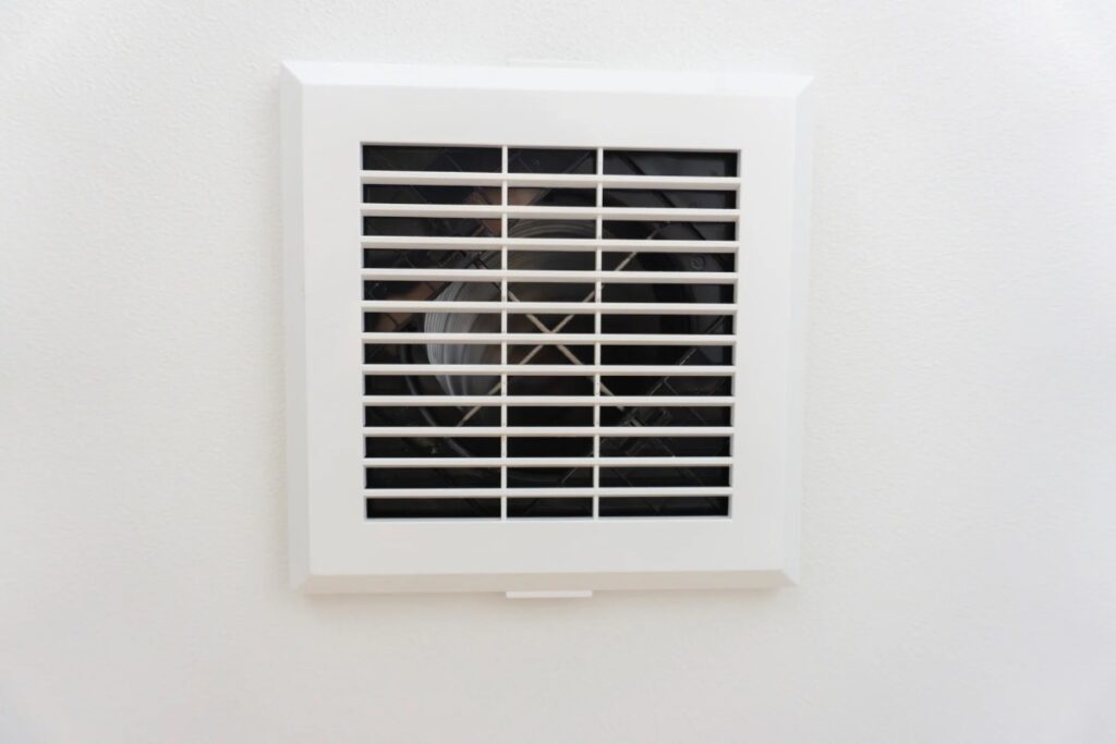 正面から見た天井埋め込み型換気扇。羽根が回転している様子が見える住宅用換気扇。