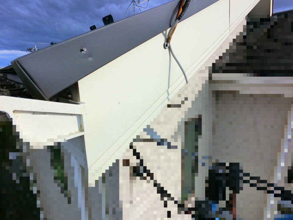 鼻隠し・破風板の表面が浮きや変形を起こしている状態