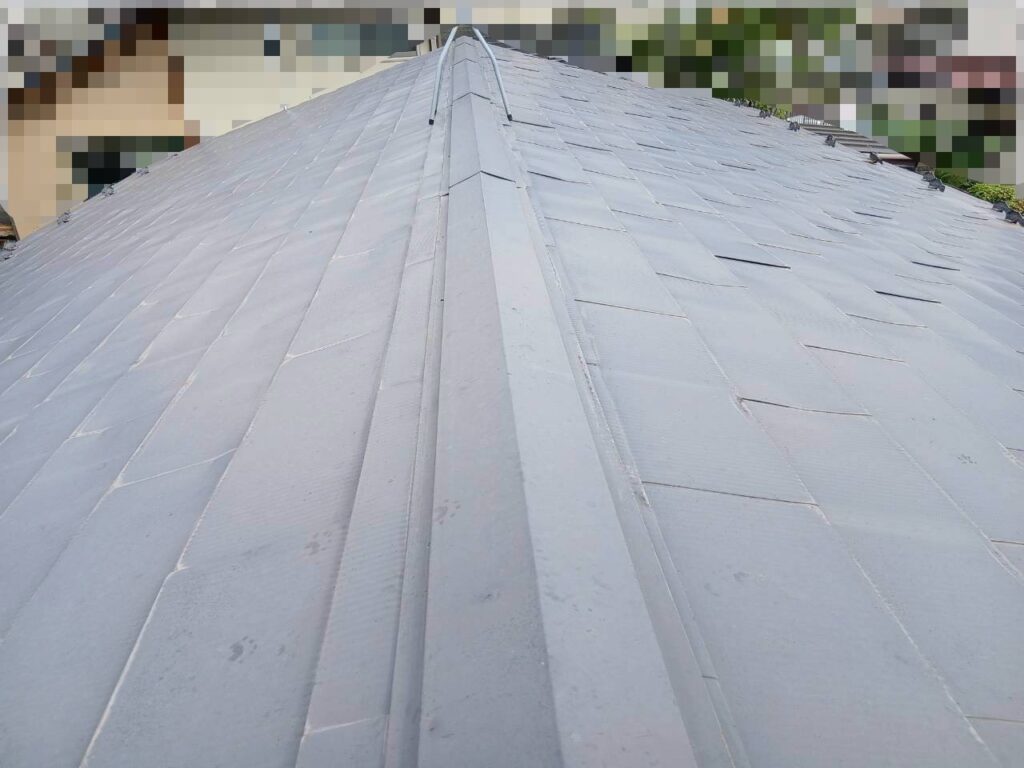施工前の棟板金の状態。屋根の頂上部分で板金が浮き始めている様子