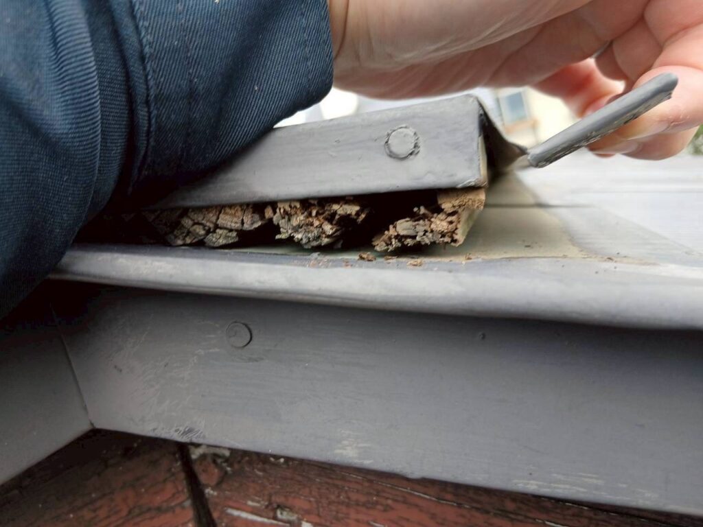 棟板金内部の木下地が腐食しボロボロになっている状態