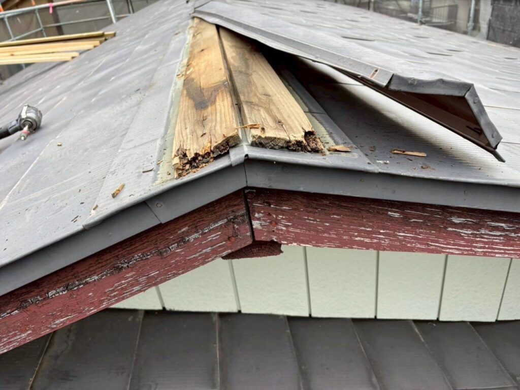棟板金を解体し腐食した木下地が露出している様子
