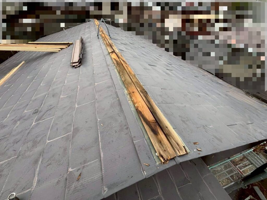 棟板金を全て取り外した後の屋根全体