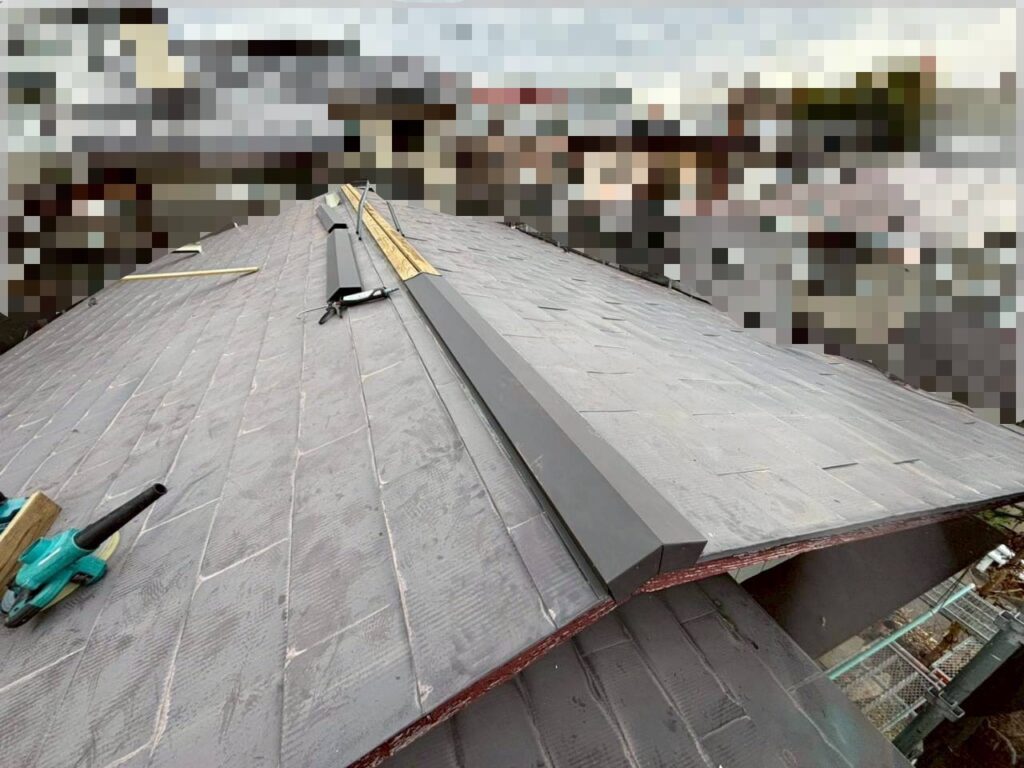 新しい棟板金を取り付けている途中の屋根全景