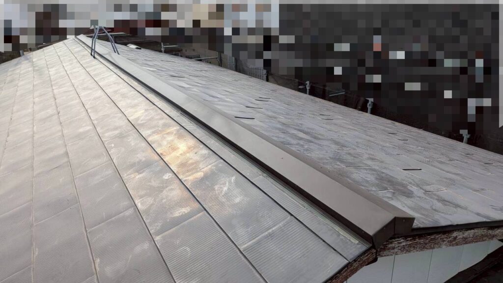 棟板金交換工事が完了した屋根の状態