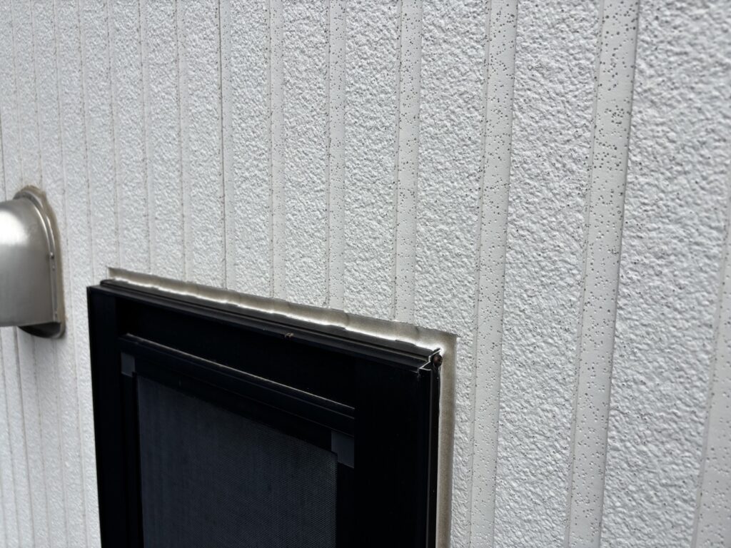 仙台市の住宅にある窓まわりのコーキングが劣化して隙間ができている状態|雨漏りの原因になる危険な症状